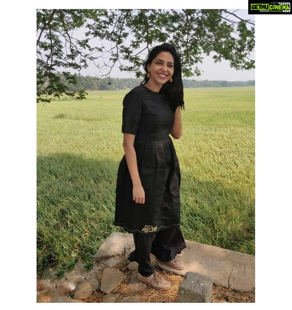 Aishwarya Lekshmi Instagram - @roukabysreejithjeevan !!! You have been a visionary more than a designer this past year, and i know it needn't be elaborated on more. Your work speaks for you. Extremely elated that i could wear your label yet again :) Picture clicked by this extremely nice gentleman @kalidas_jayaram . Irinjalakkuda