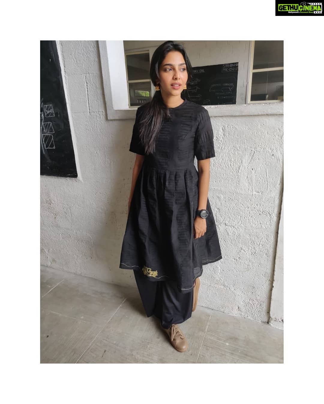 Aishwarya Lekshmi Instagram - @roukabysreejithjeevan !!! You have been a visionary more than a designer this past year, and i know it needn't be elaborated on more. Your work speaks for you. Extremely elated that i could wear your label yet again :) Picture clicked by this extremely nice gentleman @kalidas_jayaram . Irinjalakkuda