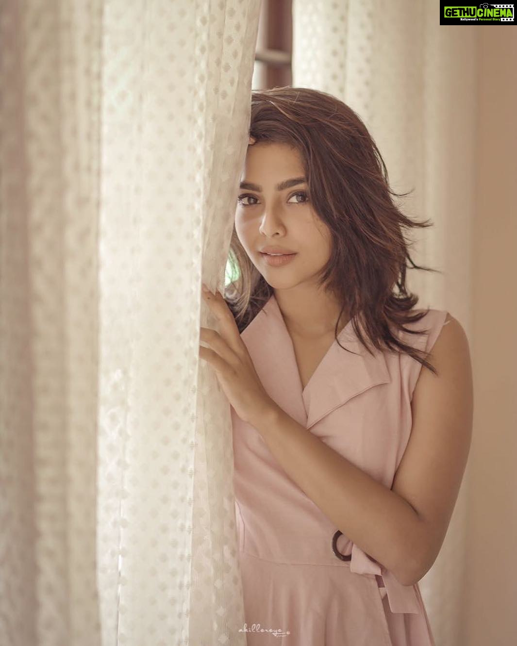 Aishwarya Lekshmi Instagram - @_a.killer.eye_ ... You are the reason why I faced the camera for the first time ! (Not counting my passport photographs :p) You are the reason Iβm here π I love you brother ... and I adore the pictures you click !