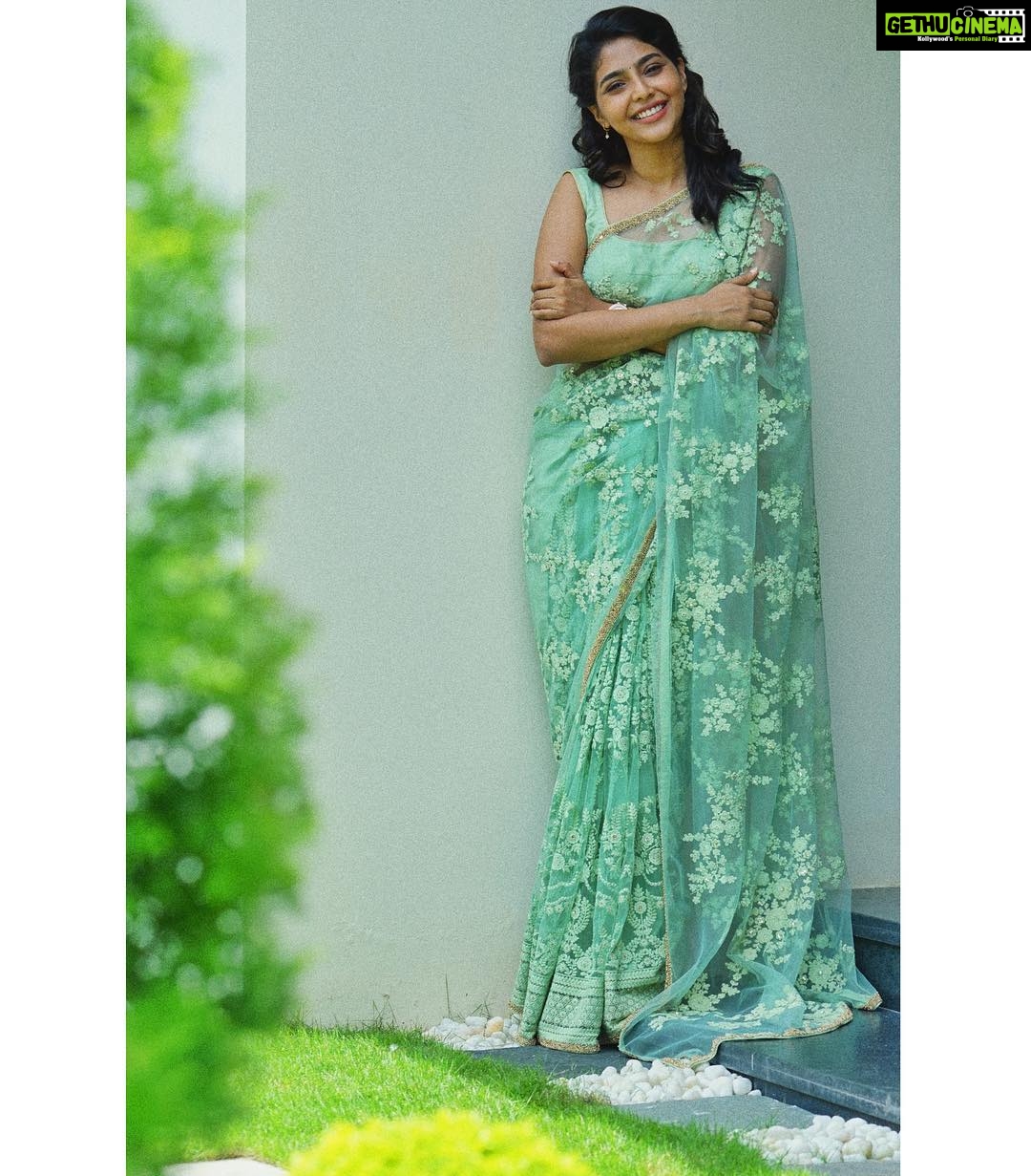 Aishwarya Lekshmi Instagram - I feel those greens ! @paris_de_boutique .... ☝🏻Romba Nandri for the saree ! #prepournami PC: @sibicheeran
