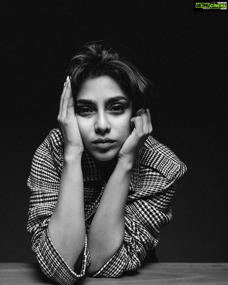 Aishwarya Lekshmi Instagram - H.i.s.t.r.i.o.n.i.c.s A @rohitsabu series !
