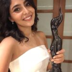Aishwarya Lekshmi Instagram – First FilmFare 💕
Received the Best Debutant (Mal). Taking this opportunity to thank the cast and crew of both my films,and our Audience for giving us a dream run of 100 days plus for both the films.

Hair : @chakrapu.madhu 
#filmfareawardssouth2018 #njandukaludenattiloridavela #mayaanadhi #althafsalim #aashiqabu #nivinpauly #tovinothomas