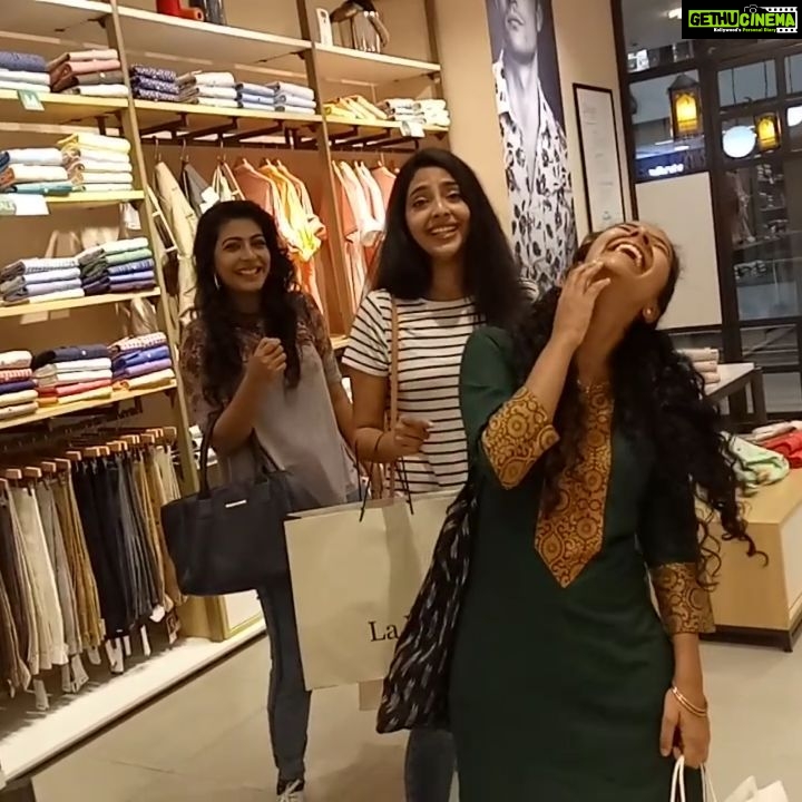 Aishwarya Lekshmi Instagram - Throwback! Such a happy happy throwback this is ! Right after our camera rolled ! Right after our amazing sync sound rolled ! We did this Aashiq Etta ! 😬 Bought a big smile to my face seeing this ! Sameera Darshana love 💕💕 #wegotthisright #wegotthetakealsoright @leo_lishoy @darshanarajendran @mayaanadhi