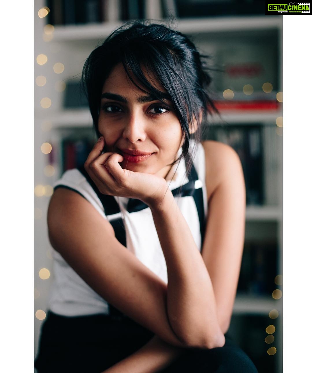Aishwarya Lekshmi Instagram - Looks like iam listening ...and you are saying something romantic.. So easy to define 🤫 @rohitsabu & @preethinedumaran