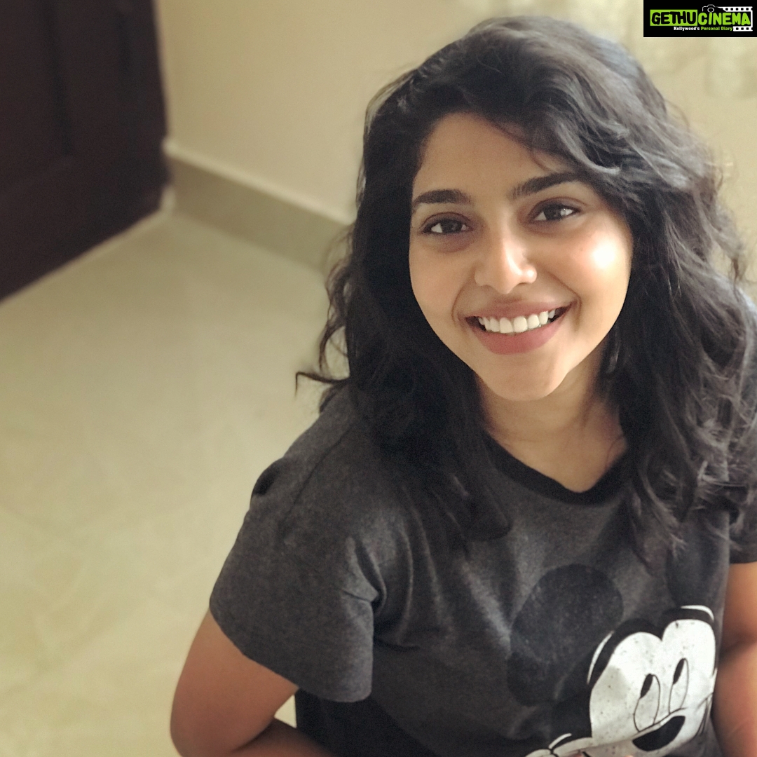 Aishwarya Lekshmi Instagram - Esmileeee 🐶