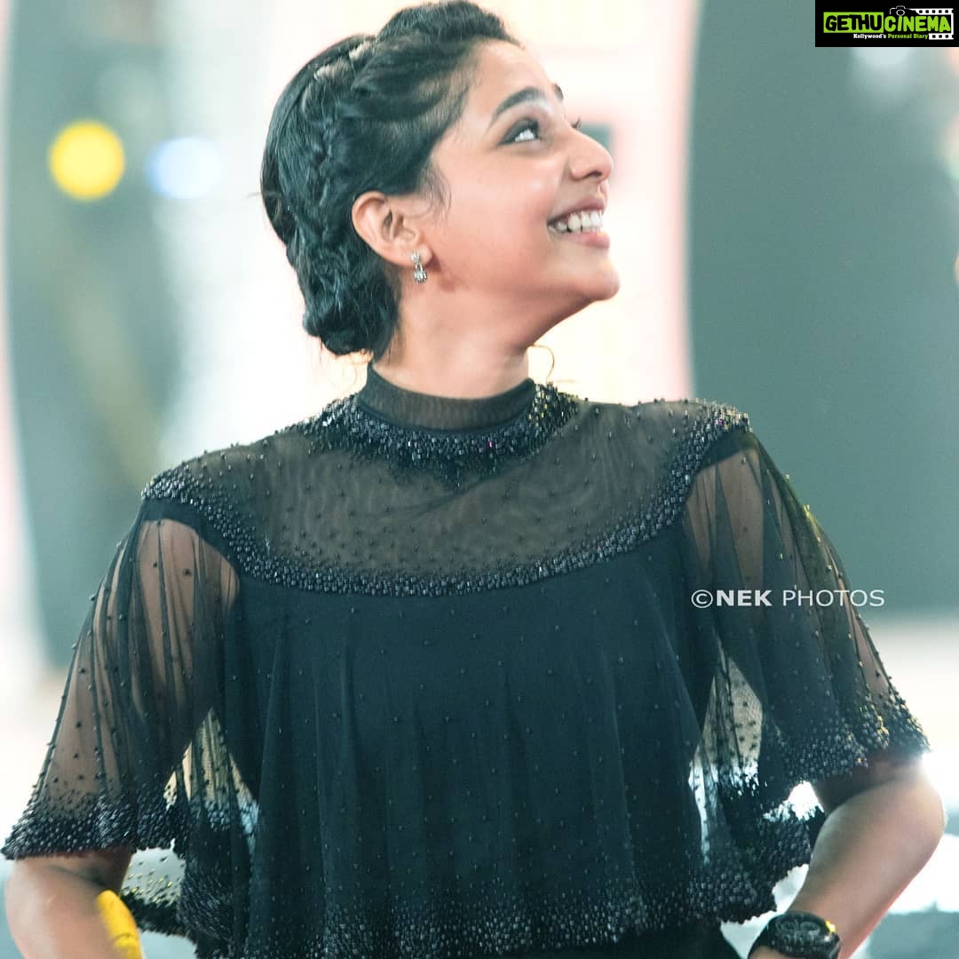 Aishwarya Lekshmi Instagram - Customary Thank you note ! Big thanks to @paris_de_boutique for this simple , embellished black cape gown! Hair : @seemaharidas 📸: @nek_photos #asianetfilmawards2018