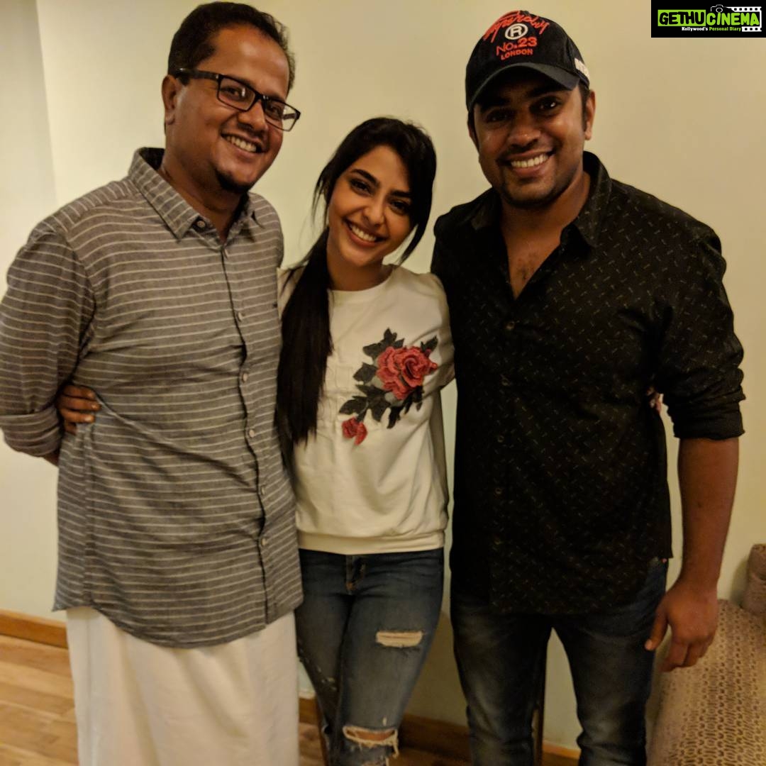 Aishwarya Lekshmi Instagram - My brilliant brilliant men!!!!! My bloody brilliant men!!!! What a movie !!! What a performance 😍😍😍😍😍😍 And my effing brilliant director buoy😍😍😍😍😍 PS: Taking my brains along with me for a cinema was so new:) #aamandapepaileRICHIE #RICHIE #gauthamramachandran #nivinpauly