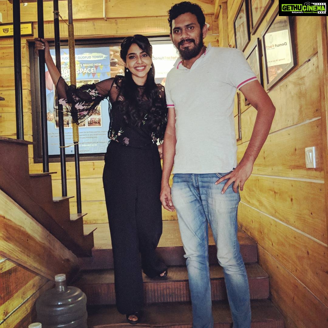 Aishwarya Lekshmi Instagram - @cafe_papaya !!! This place holds such a sweet memory for me! Final Audition for Mayaanadhi happened here :) #luckyplace JUMPSUIT & TOP : COVERSTORY I LULU MUA : @seemaharidas STYLING : @stephy_zaviour #mayaanadhi