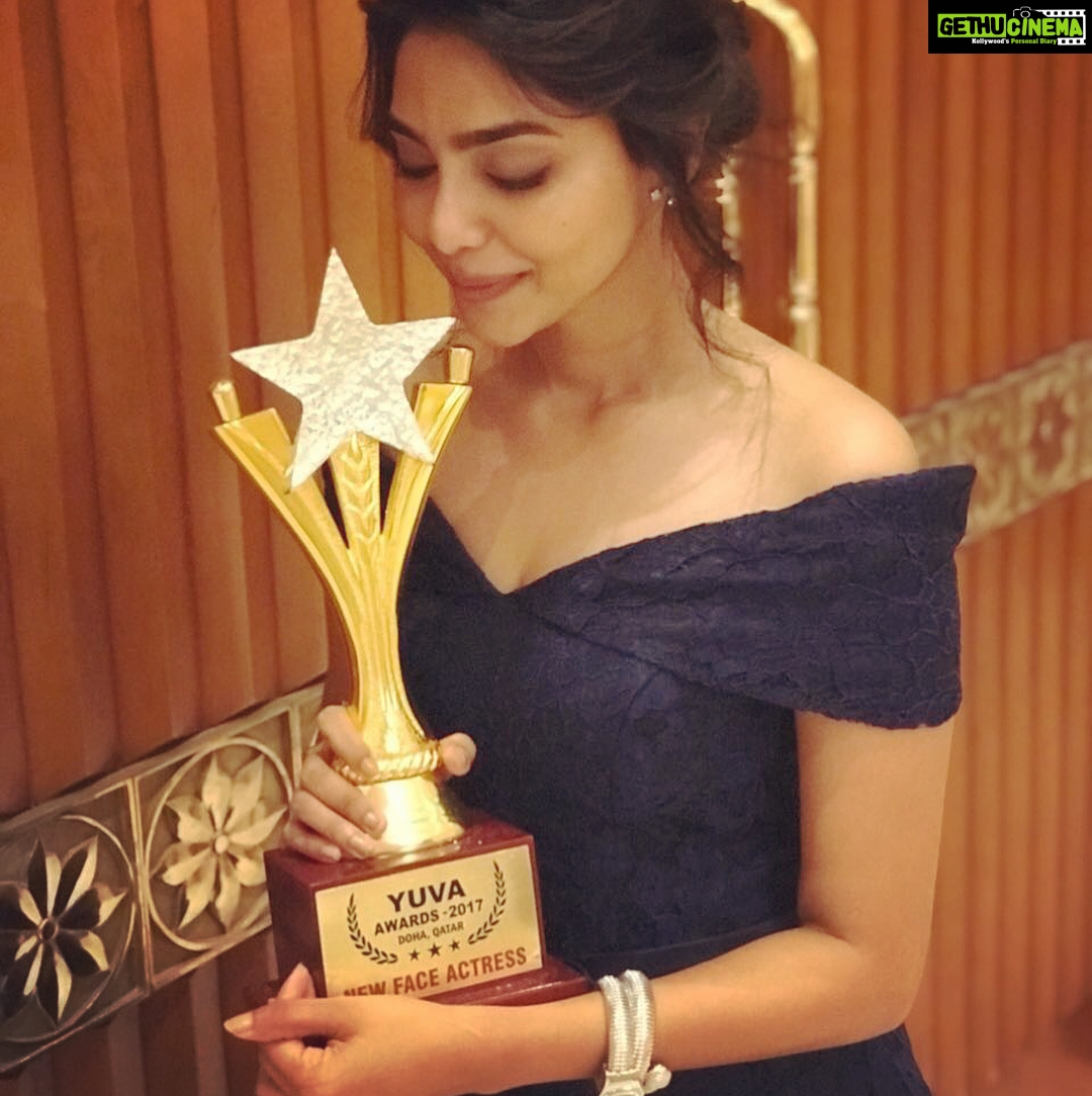 Aishwarya Lekshmi Instagram - #YuvaAwards2017 at the Amazing Qatar.Thankyou for all the love you showed to Mayaanadhi trailer. Overwhelmed.Humbled.❣️ Dress : @daislebridals MUA : @samson_lei #bestnewface #mayaanadhitrailerlaunch