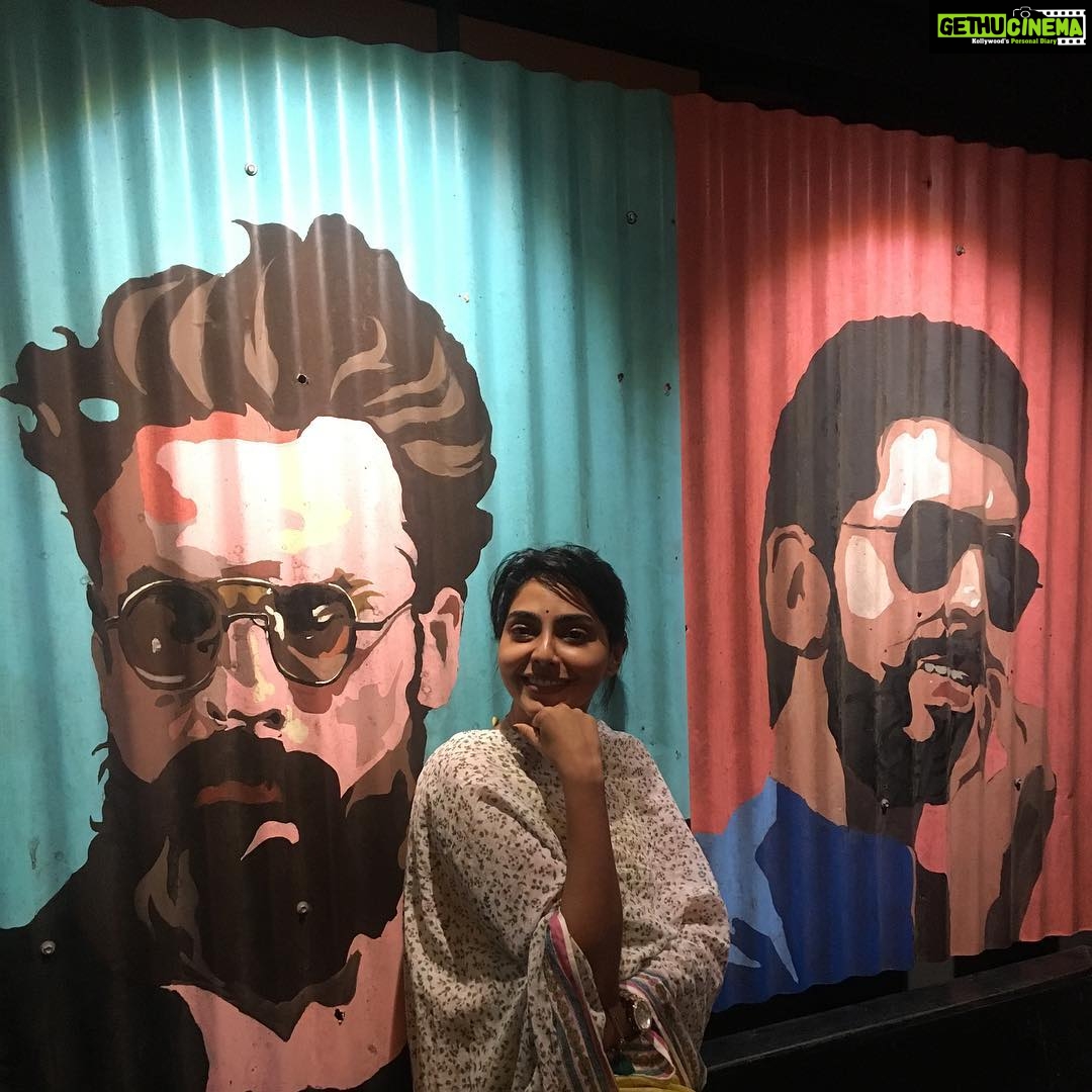 Aishwarya Lekshmi Instagram - Such Happiness finding their paintings here๐๐ #myheroes Streat - M G road Trivandrum