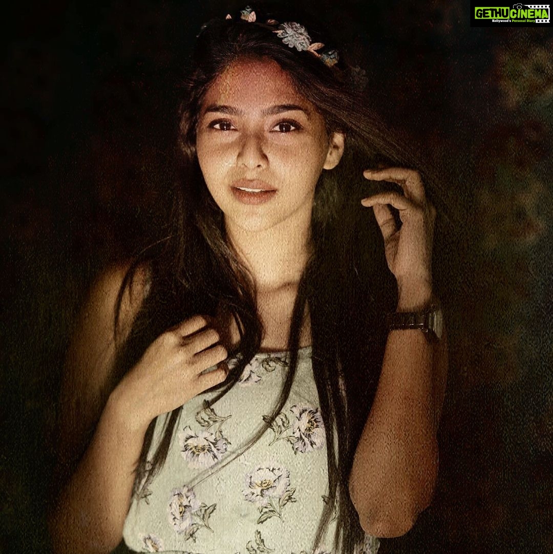 Aishwarya Lekshmi Instagram - Live Wild.Flower Child. Photography: @flying_asplif_ #swipeleft