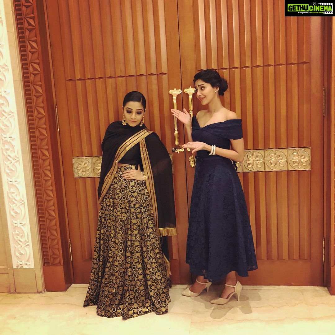 Aishwarya Lekshmi Instagram - #YuvaAwards2017 at the Amazing Qatar.Thankyou for all the love you showed to Mayaanadhi trailer. Overwhelmed.Humbled.❣️ Dress : @daislebridals MUA : @samson_lei #bestnewface #mayaanadhitrailerlaunch