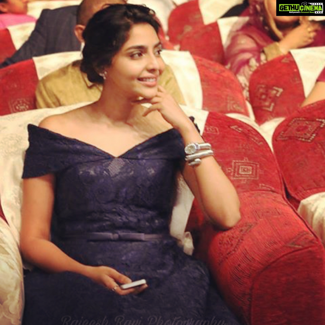 Aishwarya Lekshmi Instagram - #YuvaAwards2017 at the Amazing Qatar.Thankyou for all the love you showed to Mayaanadhi trailer. Overwhelmed.Humbled.❣️ Dress : @daislebridals MUA : @samson_lei #bestnewface #mayaanadhitrailerlaunch