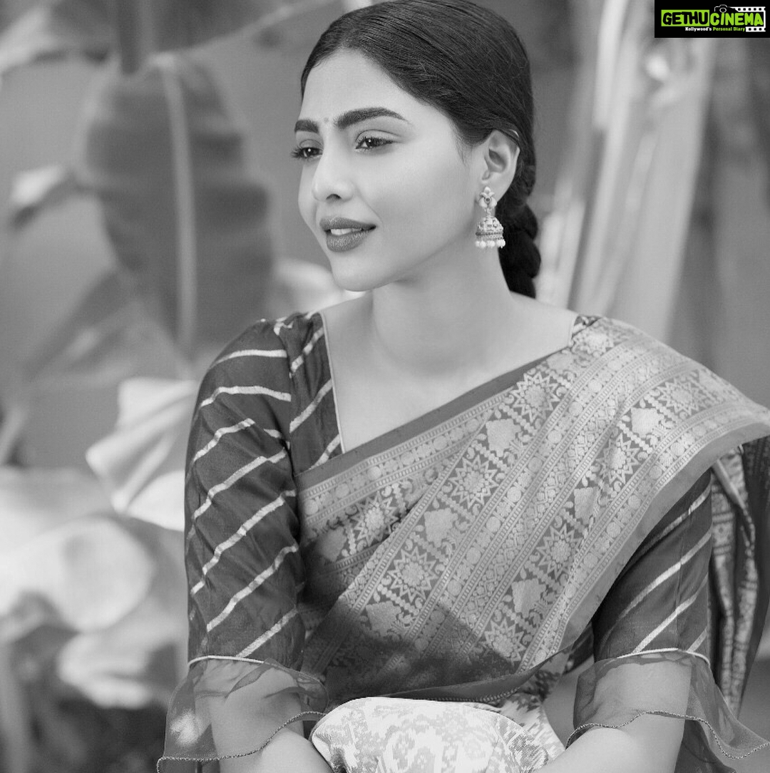 Aishwarya Lekshmi Instagram - The South ❣️ Narumugaiye by ARR was our set song for the day :) #themouryaseries #swipeleft Photography: @mourya For @kankatala_ Makeup : @anuradha.raman18193 & @yeah_teja_teja_kya_hai Styling : @shaheenpeer Madh Island