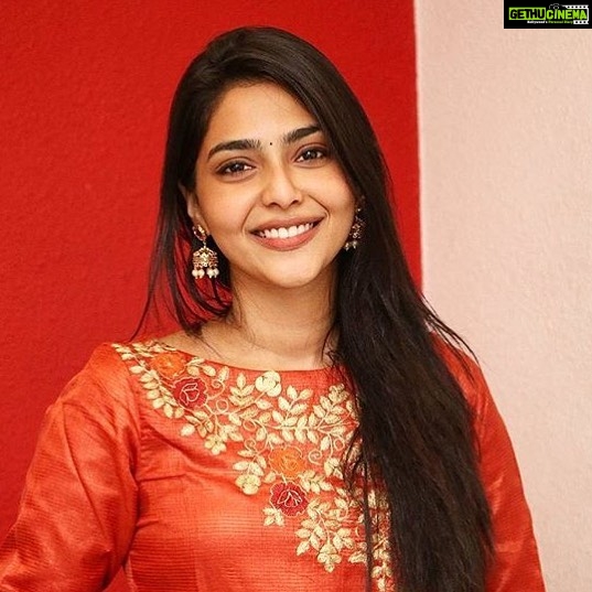 Aishwarya Lekshmi Instagram - PS:This is how i smile right after an Onam Sadya 🤓 #payasammodeon #inbliss #throwback