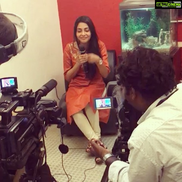 Aishwarya Lekshmi Instagram - Sorry @justinvvs 😬😬 oru cheriya kadum kai 😬 #nivinpauly #althafsalim #nnoi #onam2017 #promotions #nanavere