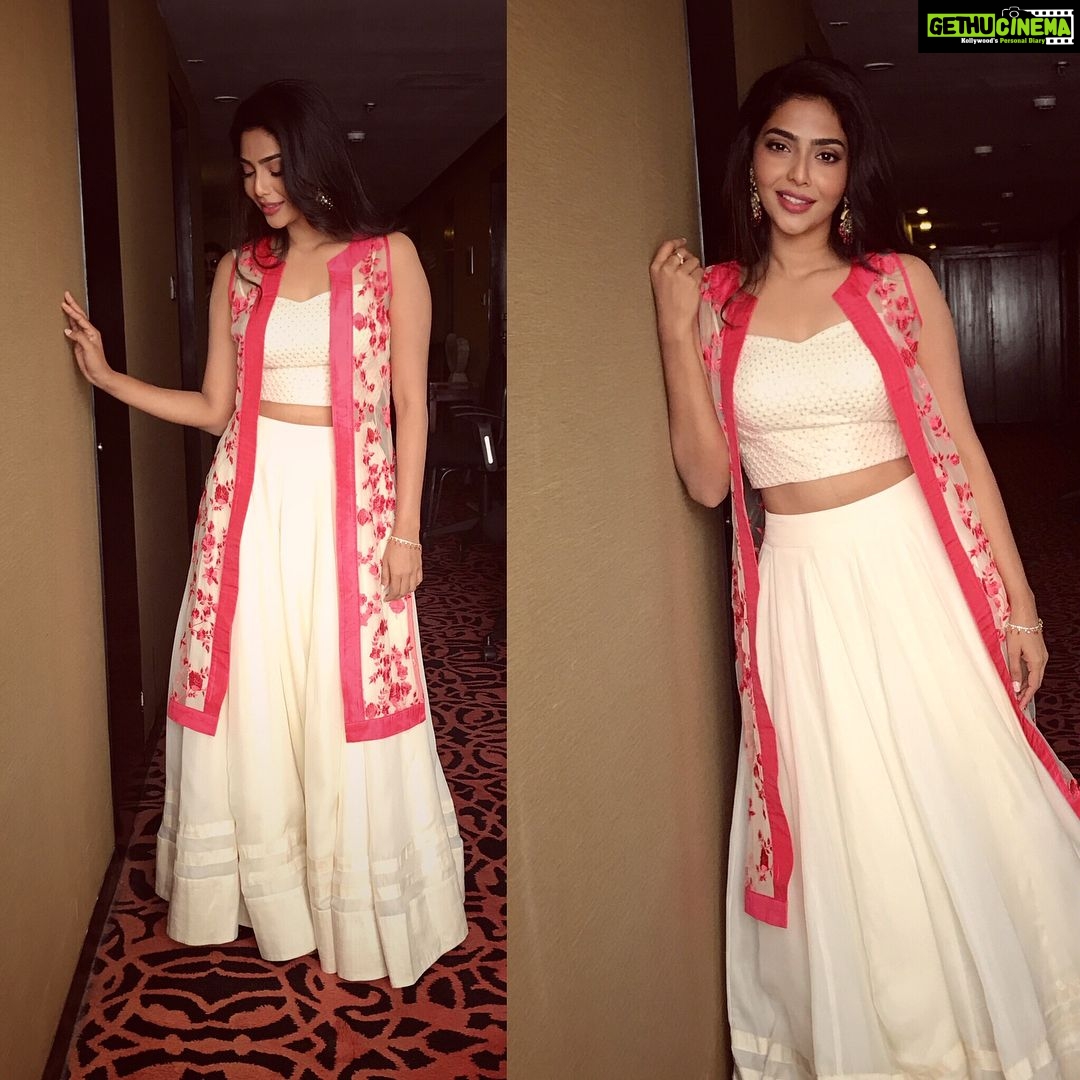 Aishwarya Lekshmi Instagram - Might have been one of those , "God??!!!!! it's PC Sreeram sir Iam posing for!!!!! "...moments Styled by : @hazelpaulsingh MUA: @nickyjaan #NKR15 #zenfaced Gem of Hyderabad