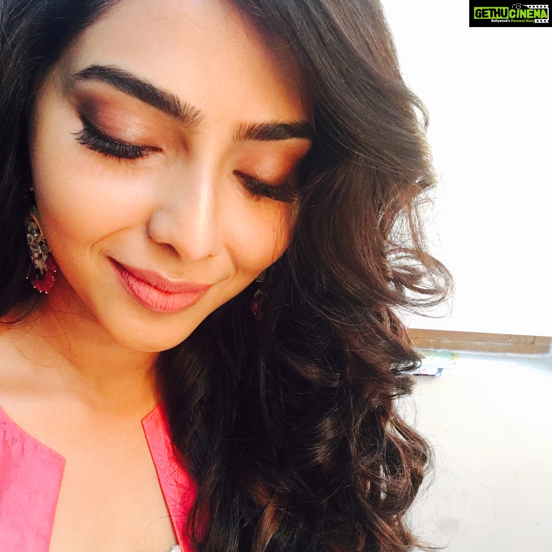 Aishwarya Lekshmi Instagram - Might have been one of those , "God??!!!!! it's PC Sreeram sir Iam posing for!!!!! "...moments Styled by : @hazelpaulsingh MUA: @nickyjaan #NKR15 #zenfaced Gem of Hyderabad