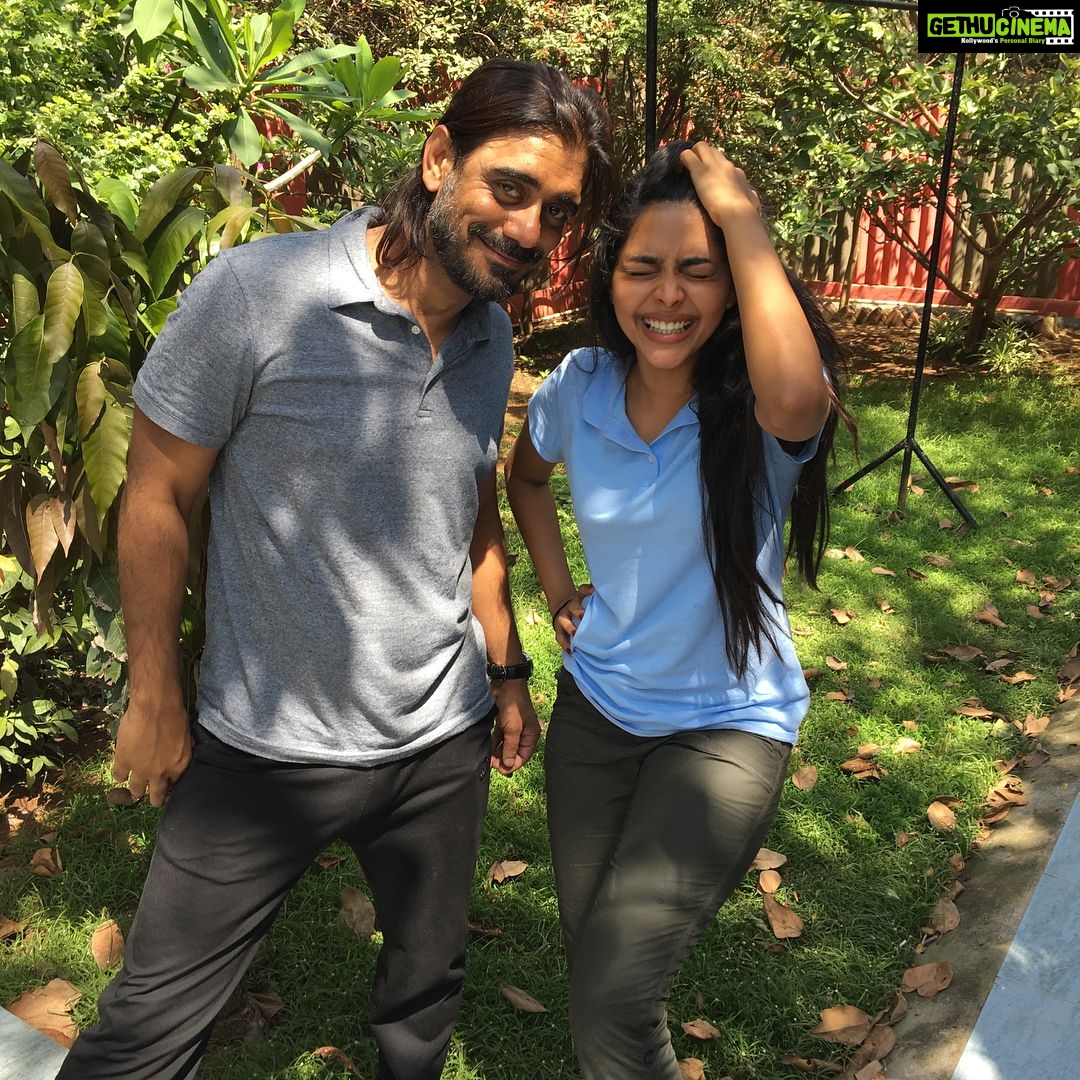 Aishwarya Lekshmi Instagram - How to pose hawt in pictures ! Taking notes sir 😋 #lunchbreakfun #hungermakesmecreative