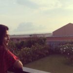 Aishwarya Lekshmi Instagram - The sea ..the breeze.. the thoughts..the smiles.. #bythebeach #whenworkisfun