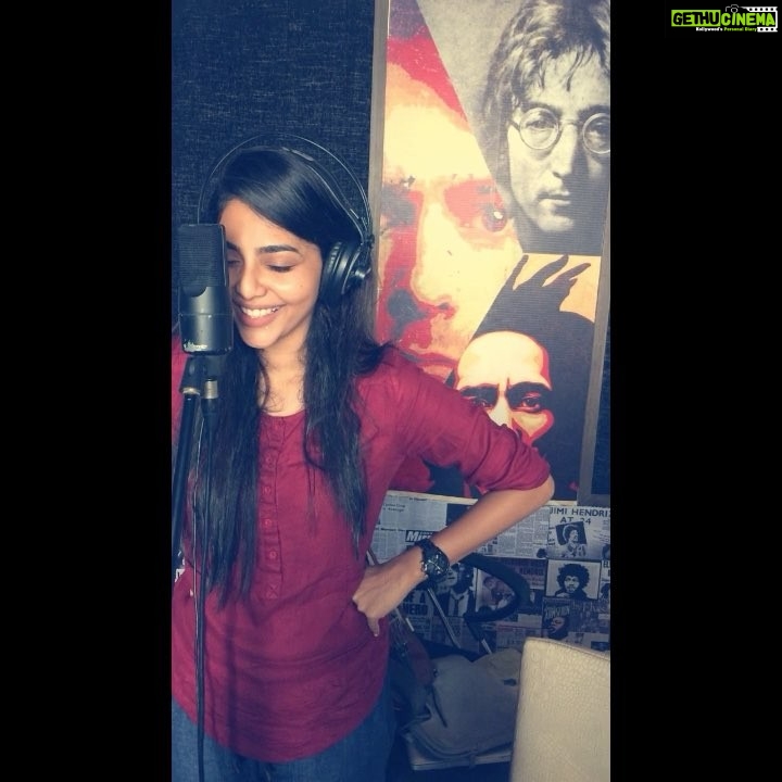Aishwarya Lekshmi Instagram - End 24 secs got cut by insta dudes! π but yea here is the rest of what i Sang!! Yes i did sing it! *faint* But my personal balachandra menon ,dop,music director,studioman,video editor,artist manager,possessor of super powers @govindh001 !! And @ranjiniamenon thanks baby for yea..just being born! #arr #thallipogathey #aym