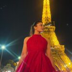 Aishwarya Rajesh Instagram - Only from the heart You can touch the Sky ❤️❤️ #eiffeltower #paris #love #parisfrance Travel partner @gtholidays.in