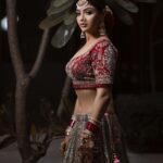 Akanksha Puri Instagram - Ek colour ke 13 pattey lekin sab me bas Ek King ,so contestants brace yourself kyunki aagai hai uski Queen @mikasingh 👸👑❤️ #MikaSha #akankshapuri #mikasingh #Misha #mikadivohti #kingqueen #akankshapuri #mikasingh #mikadivohti #kingqueen