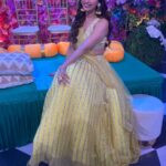 Akanksha Puri Instagram - All my smiles start with you 👑❤️ . . #reelsinstagram #reels #reelitfeelit #song #mehendi #happybride #dance #trending #mikadivohti #mikasha #mikasingh #akankshapuri #smile #me #❤️ Outfit @poonampamnaniofficial Styled @sakshi312 Assisted by @ritika__ag @ms_tanaya @pooja_autade20