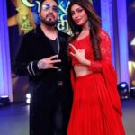 Akanksha Puri Instagram - Setting the stage on fire with my King @mikasingh 🥰❤️ . . . #mikasingh #mikasha #akankshapuri #mika #mikadivohti #swayamvarmikadivohti #starbharat #disney #hotstar #❤️ Outfit @reemamehtaofficial Styled by @sakshi312 Assisted by @ritika__ag