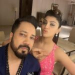 Akanksha Puri Instagram - In this together 😍❤️ @mikasingh . #mikasingh #akankshapuri #mikasha #mikadivohti #photooftheday #goodvibes #love #smile #king #queen #beingme #akankshapuri #❤️