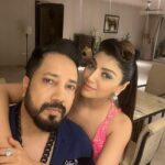 Akanksha Puri Instagram – In this together 😍❤️
@mikasingh 
.
#mikasingh #akankshapuri #mikasha #mikadivohti #photooftheday #goodvibes #love #smile #king #queen #beingme #akankshapuri #❤️