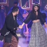 Akanksha Puri Instagram - The Powerful Duo 😍❤️ . . Capturing these fun moments from my Sangeet Night with King @mikasingh 👑❤️ . . #mikadivohti #swayamvarmikadivohti #mikasingh #akankshapuri #dance #fun #love #mikasha #gururandhawa #songs #trending #happy #us #❤️