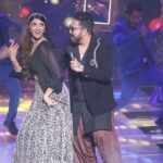 Akanksha Puri Instagram - The Powerful Duo 😍❤️ . . Capturing these fun moments from my Sangeet Night with King @mikasingh 👑❤️ . . #mikadivohti #swayamvarmikadivohti #mikasingh #akankshapuri #dance #fun #love #mikasha #gururandhawa #songs #trending #happy #us #❤️