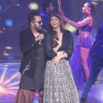 Akanksha Puri Instagram - The Powerful Duo 😍❤️ . . Capturing these fun moments from my Sangeet Night with King @mikasingh 👑❤️ . . #mikadivohti #swayamvarmikadivohti #mikasingh #akankshapuri #dance #fun #love #mikasha #gururandhawa #songs #trending #happy #us #❤️