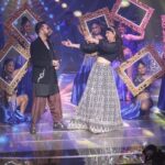 Akanksha Puri Instagram - The Powerful Duo 😍❤️ . . Capturing these fun moments from my Sangeet Night with King @mikasingh 👑❤️ . . #mikadivohti #swayamvarmikadivohti #mikasingh #akankshapuri #dance #fun #love #mikasha #gururandhawa #songs #trending #happy #us #❤️