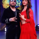 Akanksha Puri Instagram - Setting the stage on fire with my King @mikasingh 🥰❤️ . . . #mikasingh #mikasha #akankshapuri #mika #mikadivohti #swayamvarmikadivohti #starbharat #disney #hotstar #❤️ Outfit @reemamehtaofficial Styled by @sakshi312 Assisted by @ritika__ag