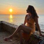 Akshara Gowda Instagram - Sunsets are proof that endings can be beautiful 💕🫠 Styled by @_anita_priya Wearing @arokaofficial Footwear @snowflakesfootwear #aksharagowda #stylishtamilachi #aksharagowdabikki #stylishtamizhachi #bali #snorkeling #water #ocean #sunset #rockbarbali #rockbar Rock Bar, BALI