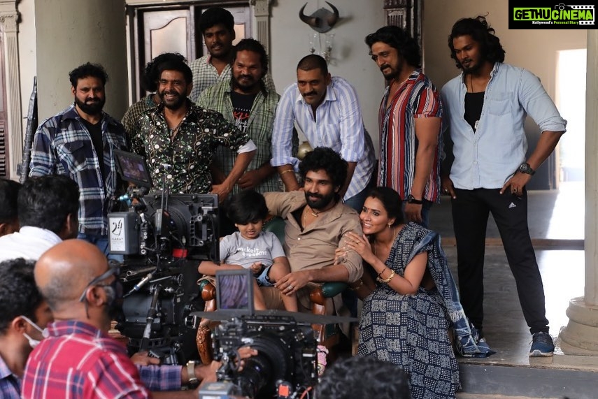 Akshara Gowda Instagram - BIG DAY ! ❣️ Not someone who posts something on the day of the release but this one is special ! Only reason being never in my dream I thought I would play a role like this ( did u guys ever imagine ? I’m sure that’s a unanimous NO ) ! But it took 10 mins for our @dirlingusamy to decide I would pull it off ! He genuinely believed in me when I dint even believe in myself ! So as an actor when u walk on sets with doubt and your director is ur biggest cheer leader I guess we just have no option but to “Kill it “ ❣️ ! And our @sujithvaassudev sir thank u for making me look good as “Swarna AKA GURU’s wife “ the last pic is how I keeping talking to him (it’s thru the camera) you are my Favourite of all times !! And @aadhiofficial for being such a great co-star , a thorough gentleman and for the interesting conversations:) Then my team who put this whole look together who were more excited than me thinking I might never get to play such role again they put in all there blood , sweat and imagination !! Makeup @manjiri_trivedi Hair @makeupnhairbyrekha Assisted @chethan.s.appu And special thanks to @suryakoyya for styling me ( not easy to put this look together in such last min with so much minute details ) Lastly @srinivasaasilverscreenoffl the best producers in town 🤗 from the day I signed to today my respect for u guys just keeps increasing ! Thank u Srinivas sir and Pawan sir for everything 🤗 And then @sathishoffl (the magic man who pulled this one out of his hat 🎩 for me ) thank u bro🤗❣️ just a beginning for a great journey ahead @artistmanagement_ind #THEWARRIOR is in ur hands now ❣️ show some love ❤️ no actually show a lot of love 🙌💕 @ram_pothineni @aadhiofficial @dirlingusamy @krithi.shetty_official @srinivasaasilverscreenoffl @srinivasaachitturi @thisisdsp #rampothineni @sujithvaassudev @anbarivu_film @thisisputta @adityamusicindia @dhaniaelay @masterpiece.offl #TheWarriorr in CINEMAS now ⚔️
