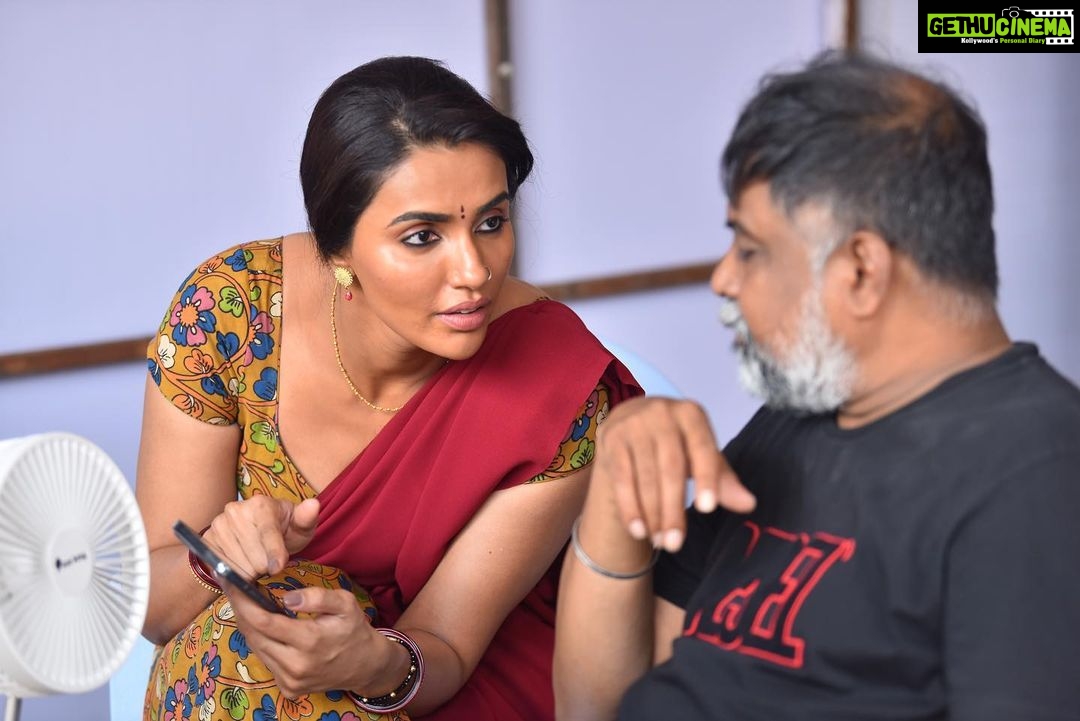 Akshara Gowda Instagram - BIG DAY ! ❣️ Not someone who posts something on the day of the release but this one is special ! Only reason being never in my dream I thought I would play a role like this ( did u guys ever imagine ? I’m sure that’s a unanimous NO ) ! But it took 10 mins for our @dirlingusamy to decide I would pull it off ! He genuinely believed in me when I dint even believe in myself ! So as an actor when u walk on sets with doubt and your director is ur biggest cheer leader I guess we just have no option but to “Kill it “ ❣️ ! And our @sujithvaassudev sir thank u for making me look good as “Swarna AKA GURU’s wife “ the last pic is how I keeping talking to him (it’s thru the camera) you are my Favourite of all times !! And @aadhiofficial for being such a great co-star , a thorough gentleman and for the interesting conversations:) Then my team who put this whole look together who were more excited than me thinking I might never get to play such role again they put in all there blood , sweat and imagination !! Makeup @manjiri_trivedi Hair @makeupnhairbyrekha Assisted @chethan.s.appu And special thanks to @suryakoyya for styling me ( not easy to put this look together in such last min with so much minute details ) Lastly @srinivasaasilverscreenoffl the best producers in town 🤗 from the day I signed to today my respect for u guys just keeps increasing ! Thank u Srinivas sir and Pawan sir for everything 🤗 And then @sathishoffl (the magic man who pulled this one out of his hat 🎩 for me ) thank u bro🤗❣️ just a beginning for a great journey ahead @artistmanagement_ind #THEWARRIOR is in ur hands now ❣️ show some love ❤️ no actually show a lot of love 🙌💕 @ram_pothineni @aadhiofficial @dirlingusamy @krithi.shetty_official @srinivasaasilverscreenoffl @srinivasaachitturi @thisisdsp #rampothineni @sujithvaassudev @anbarivu_film @thisisputta @adityamusicindia @dhaniaelay @masterpiece.offl #TheWarriorr in CINEMAS now ⚔️
