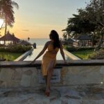 Akshara Gowda Instagram - Sunsets are proof that endings can be beautiful 💕🫠 Styled by @_anita_priya Wearing @arokaofficial Footwear @snowflakesfootwear #aksharagowda #stylishtamilachi #aksharagowdabikki #stylishtamizhachi #bali #snorkeling #water #ocean #sunset #rockbarbali #rockbar Rock Bar, BALI