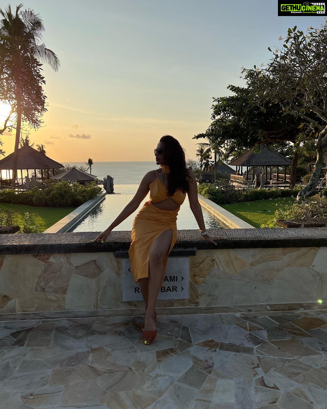 Akshara Gowda Instagram - Sunsets are proof that endings can be beautiful 💕🫠Styled by @_anita_priya Wearing @arokaofficial Footwear @snowflakesfootwear #aksharagowda #stylishtamilachi #aksharagowdabikki #stylishtamizhachi #bali #snorkeling #water #ocean #sunset #rockbarbali #rockbar Rock Bar, BALI