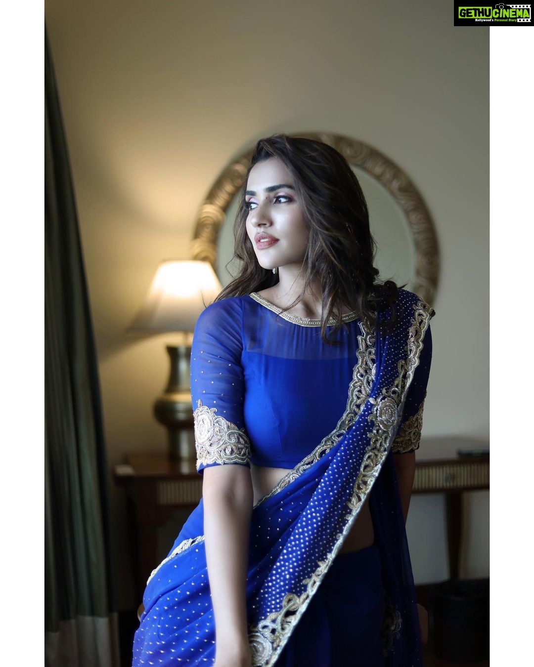Akshara Gowda Instagram - She smells of lavender and rain β¦β¦ - @siddharth_vox π¦π Styled by @officialanahita Makeup and hair: @naazbridalmakeovers Pics: @thescienceofphoto #aksharagowda #stylishtamilachi #aksharagowdabikki #stylishtamizhachi #dreamy #style #thewarrior #thewarriorr #warrior #rapo #blue