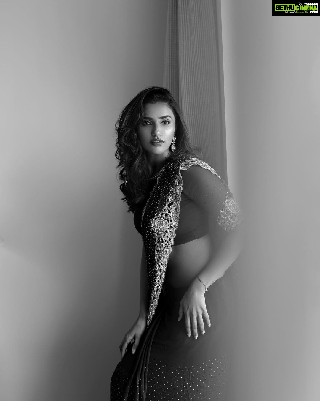 Akshara Gowda Instagram - Blue state of mine π¦π Styled by @officialanahita Makeup and hair: @naazbridalmakeovers Pics: @thescienceofphoto #aksharagowda #stylishtamilachi #aksharagowdabikki #stylishtamizhachi #bali #style