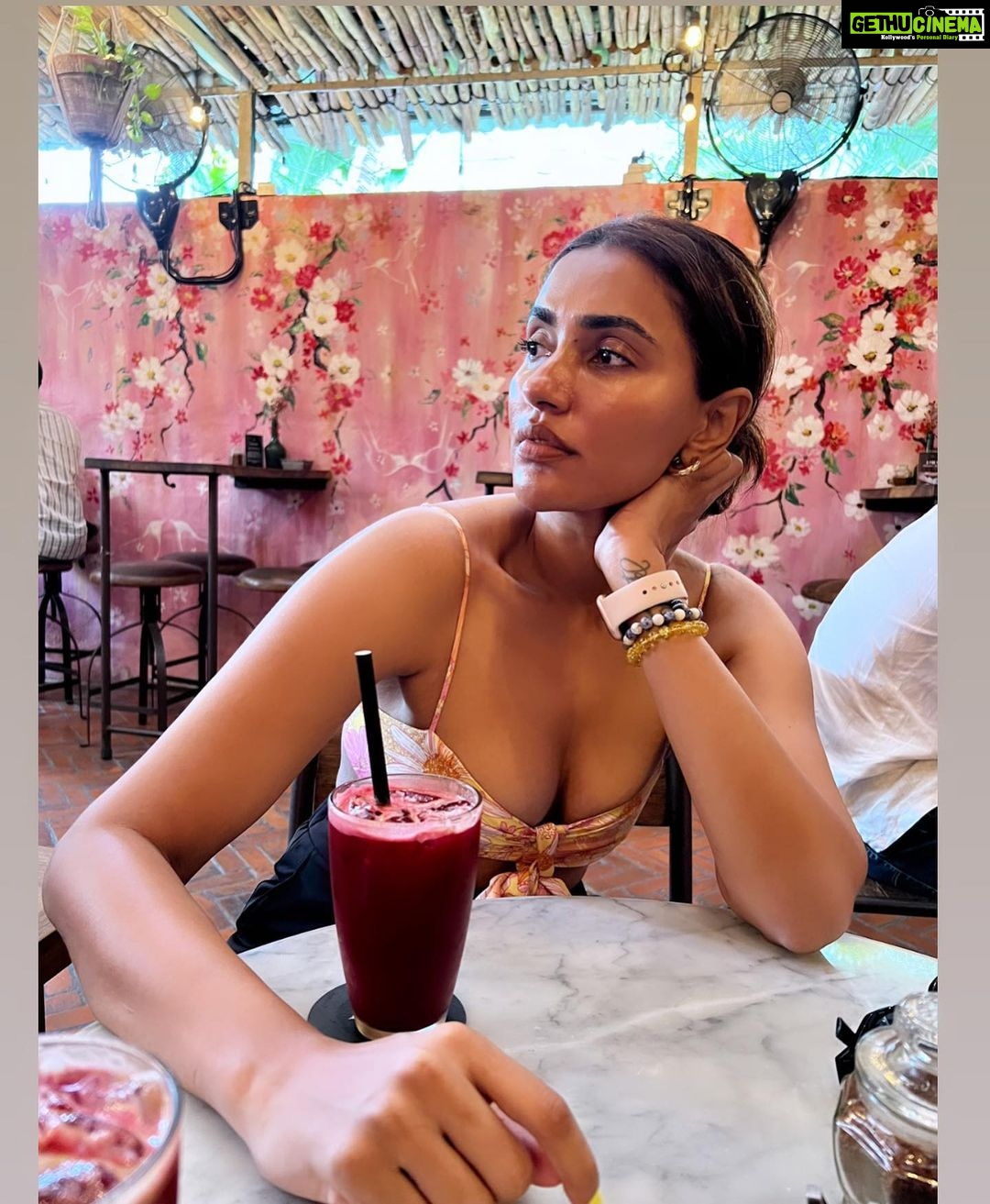 Akshara Gowda Instagram - I fell in love with someone who taste like adventure , but looks like “THE CALM”, beautiful morning after a terrible storm ❣️💕 Styled by @_anita_priya Wearing : top @hm pants @forevernew_india Footwear @snowflakesfootwear #aksharagowda #stylishtamilachi #aksharagowdabikki #stylishtamizhachi #bali #style #tanned #abcjuice #revolverespresso Revolver Espresso
