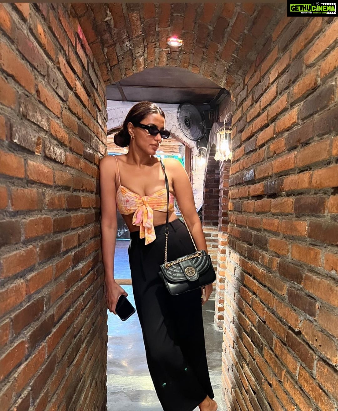 Akshara Gowda Instagram - I fell in love with someone who taste like adventure , but looks like “THE CALM”, beautiful morning after a terrible storm ❣️💕 Styled by @_anita_priya Wearing : top @hm pants @forevernew_india Footwear @snowflakesfootwear #aksharagowda #stylishtamilachi #aksharagowdabikki #stylishtamizhachi #bali #style #tanned #abcjuice #revolverespresso Revolver Espresso