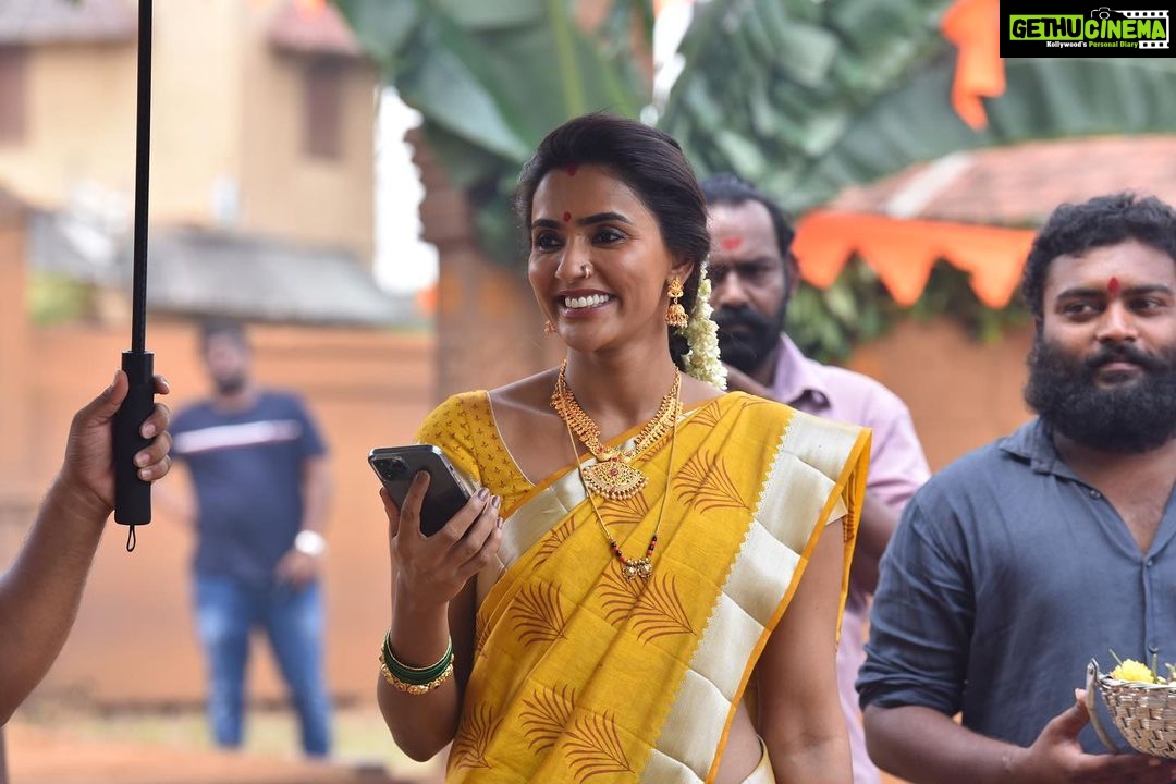Akshara Gowda Instagram - BIG DAY ! ❣️ Not someone who posts something on the day of the release but this one is special ! Only reason being never in my dream I thought I would play a role like this ( did u guys ever imagine ? I’m sure that’s a unanimous NO ) ! But it took 10 mins for our @dirlingusamy to decide I would pull it off ! He genuinely believed in me when I dint even believe in myself ! So as an actor when u walk on sets with doubt and your director is ur biggest cheer leader I guess we just have no option but to “Kill it “ ❣️ ! And our @sujithvaassudev sir thank u for making me look good as “Swarna AKA GURU’s wife “ the last pic is how I keeping talking to him (it’s thru the camera) you are my Favourite of all times !! And @aadhiofficial for being such a great co-star , a thorough gentleman and for the interesting conversations:) Then my team who put this whole look together who were more excited than me thinking I might never get to play such role again they put in all there blood , sweat and imagination !! Makeup @manjiri_trivedi Hair @makeupnhairbyrekha Assisted @chethan.s.appu And special thanks to @suryakoyya for styling me ( not easy to put this look together in such last min with so much minute details ) Lastly @srinivasaasilverscreenoffl the best producers in town 🤗 from the day I signed to today my respect for u guys just keeps increasing ! Thank u Srinivas sir and Pawan sir for everything 🤗 And then @sathishoffl (the magic man who pulled this one out of his hat 🎩 for me ) thank u bro🤗❣️ just a beginning for a great journey ahead @artistmanagement_ind #THEWARRIOR is in ur hands now ❣️ show some love ❤️ no actually show a lot of love 🙌💕 @ram_pothineni @aadhiofficial @dirlingusamy @krithi.shetty_official @srinivasaasilverscreenoffl @srinivasaachitturi @thisisdsp #rampothineni @sujithvaassudev @anbarivu_film @thisisputta @adityamusicindia @dhaniaelay @masterpiece.offl #TheWarriorr in CINEMAS now ⚔️