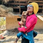 Amala Paul Instagram - I'm a good shepherd. 🤪 #himalayas #Thirthanvalley #Rakhunditrek #trekking #babies #soultales #onewithnature #inmyzone #foundmycalm #goatstagram #GOAT