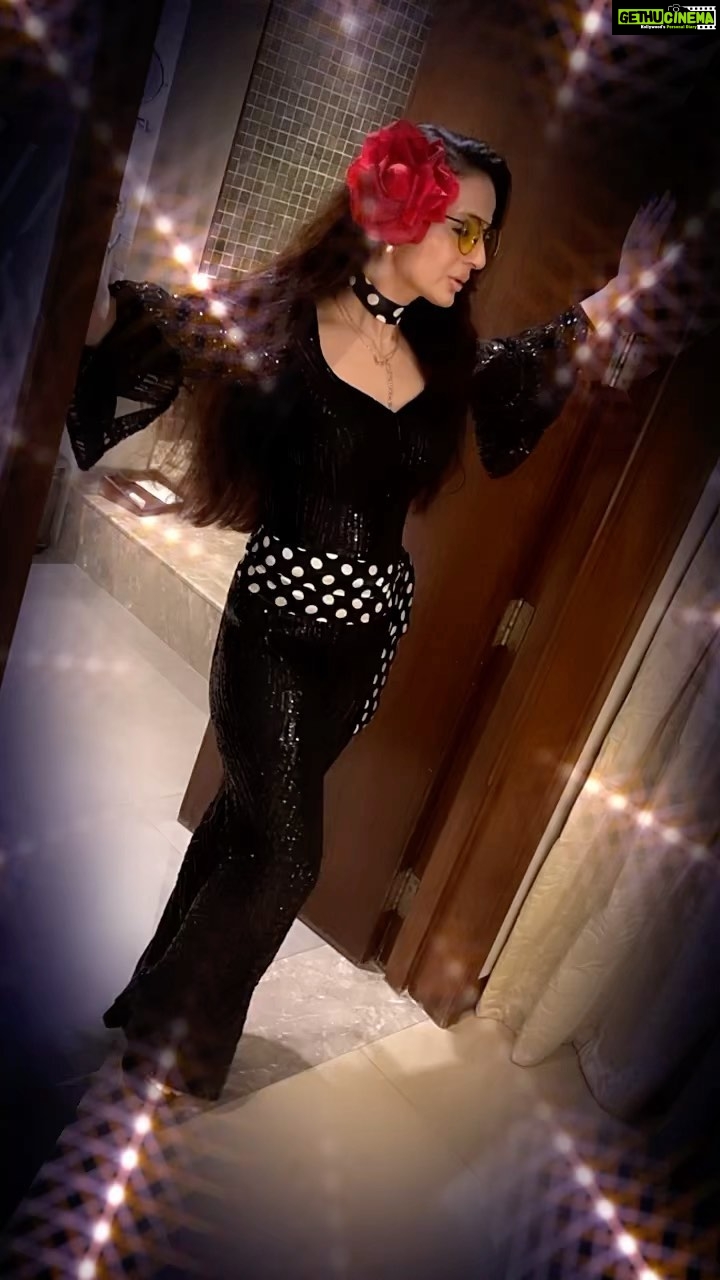 Ameesha Patel Instagram - Dressed by @iamkenferns for a 70βs retro party β¦ fun costume theme parties β¦ love this 70βs theme .. wish every Saturday night was as fun as this πππΊπΊπ―ββοΈπ―ββοΈπͺ©πͺ©πͺ©πͺ©πͺ©πͺ©