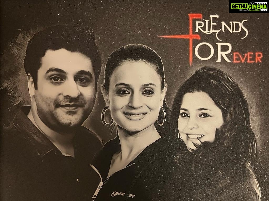 Ameesha Patel Instagram - Thank u my super talented and adorable @artist_rishika_ β¦.. u have outdone urself with this painting and such a meaningful painting as well .. thank uuuu β¦. Itβs going to be framed and on the wall v soon ππππ§Ώπ§Ώππthe loveliest bday present .. thank uuui β¦. ππ»ππ»ππ»πππ§Ώππππ