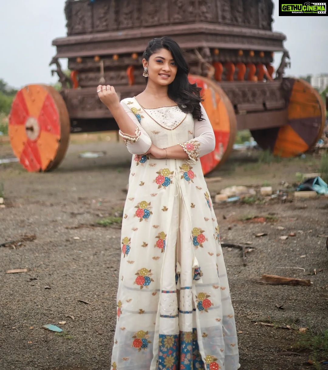 Ammu Abhirami Instagram - 🌼🌼🌼 Styling: @shriya_sriram Outfit: @shrees_ethnic_wear Photography: @sat_narain @the.portrait.culture @__studio_j_ @praveenbabu96 *2nd and 3rd pictures are taken by our darling anchor the one and only @rakshan_vj ❤️*